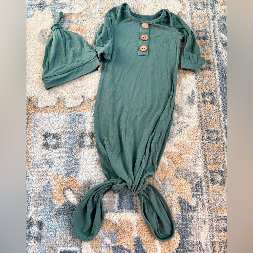 Caden lane emerald bamboo knotted gown and hat, size newborn (7-14lbs)